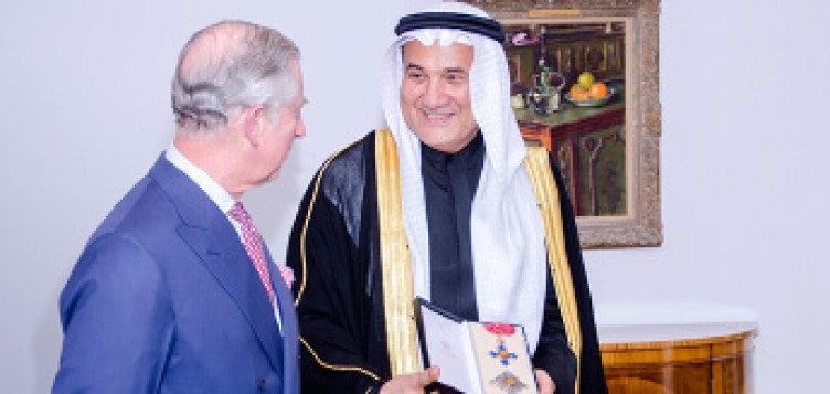 SAR le Prince de Galles adoube Mohammed Abdul Latif Jameel chevalier