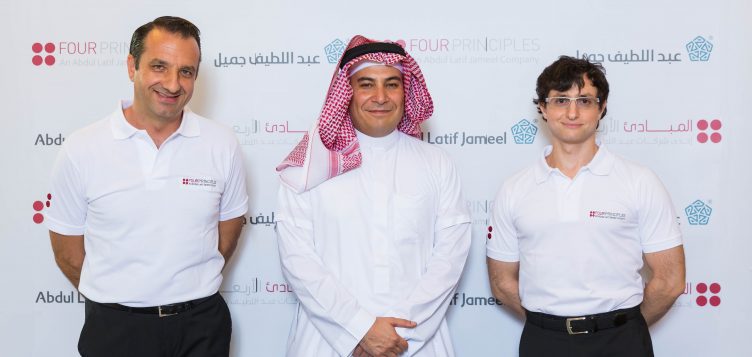 عبداللطيف جميل تدعم القطاعين الحكومي والخاص