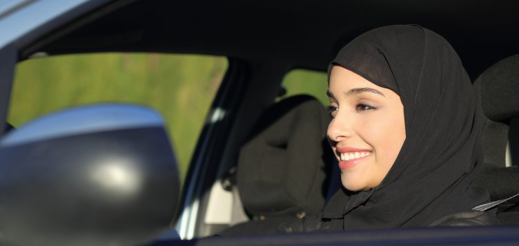 女性ドライバーがサウジアラビアの変化する姿を示す